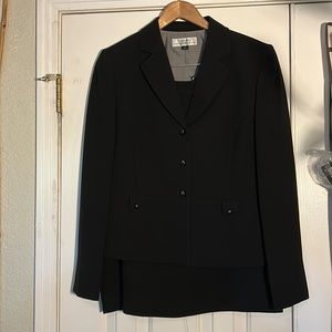 Arthur Levine & Tahari business suit size 10 in excellent condition.